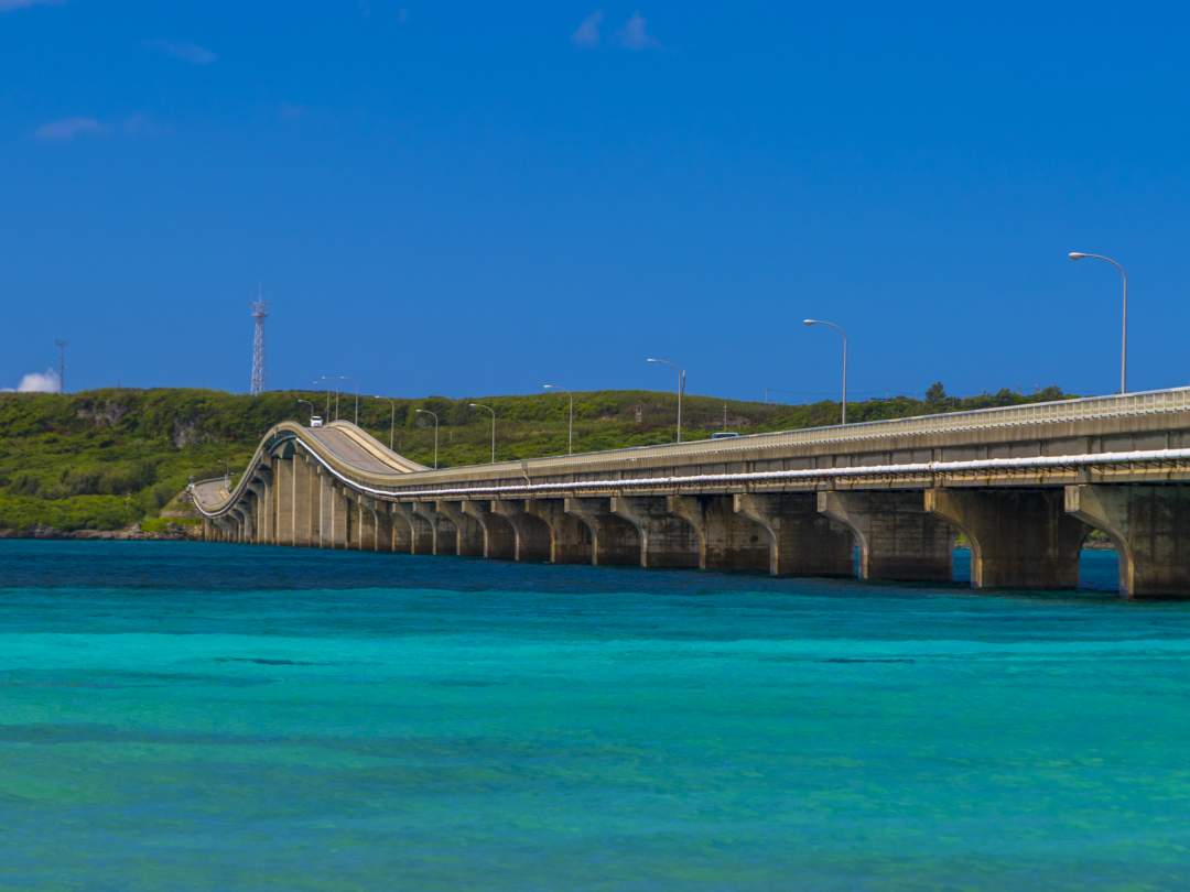 【沖縄・宮古島】宮古島発！伊良部島＆来間島の人気スポット巡りガイド付き1日フォトツアー