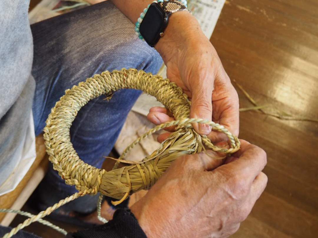 縄ないが終わった後はヒロロを芯に入れて縄を編みます