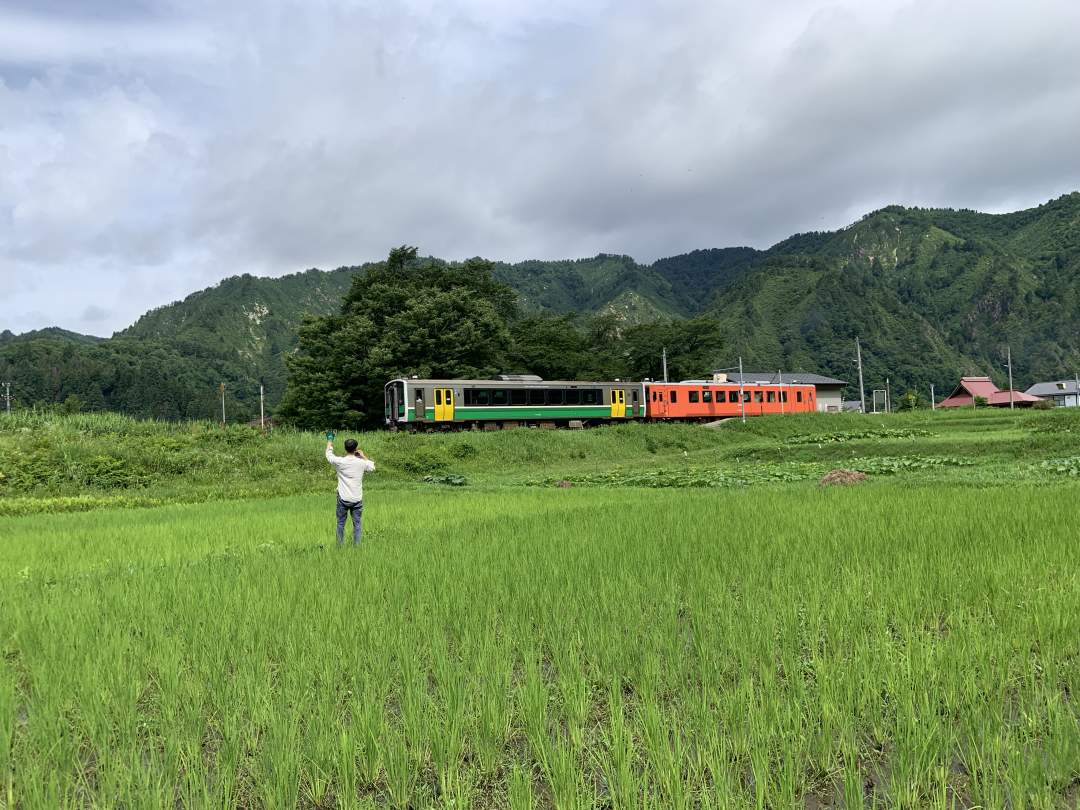 線路、駅のすぐ近くに田んぼがあります。
みんなで手を振ろう！