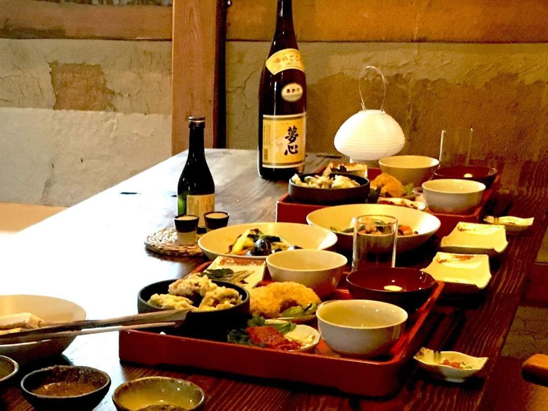 奥川郷・御もてなし夜膳： 近くのお母さんたちによる郷土食のケータリングです。御膳には地元の食材をふんだんに使った郷土食、炊飯器には奥川のコシヒカリ（日本屈指の食味）、鍋には汁物をお届けします。”暮らすように泊まる”というコンセプトの宿ですので、夕方、近所からのお裾分けが届くようなイメージでのケータリングとなります。