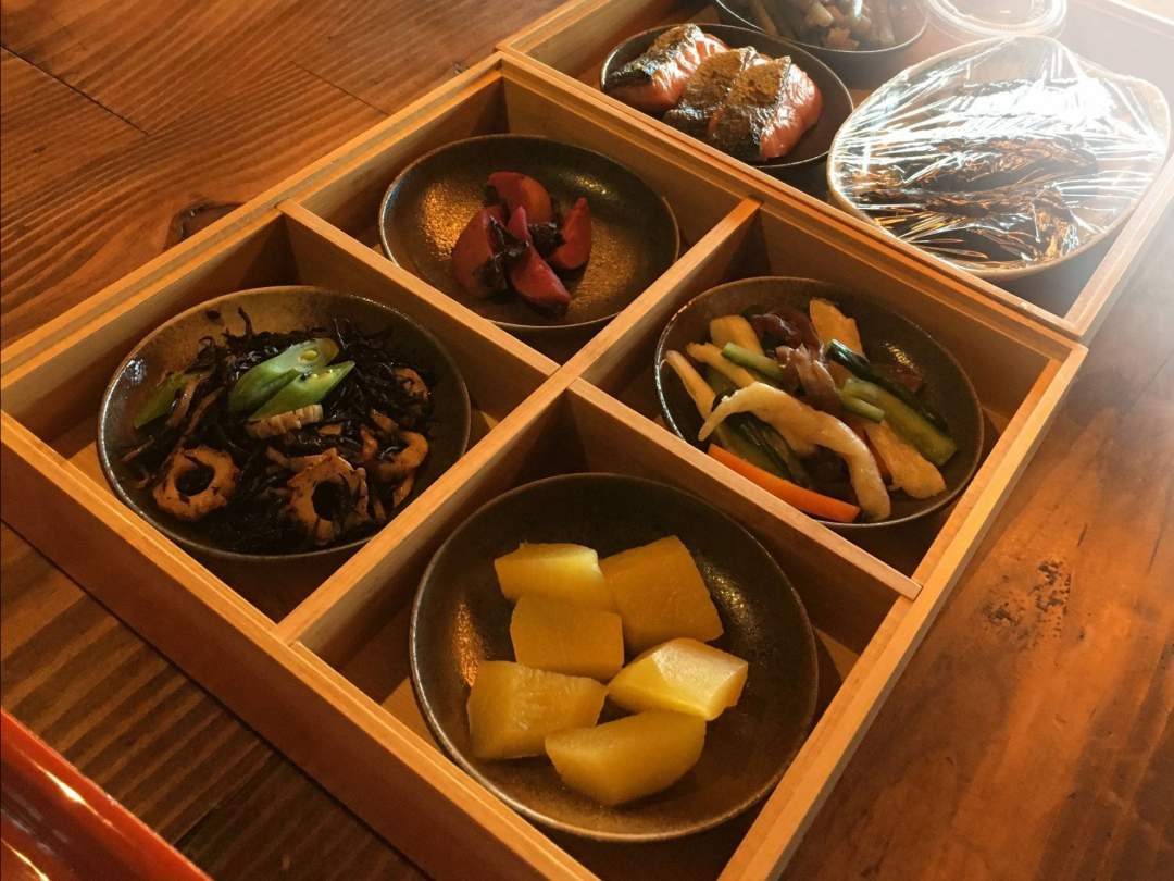 奥川郷・里山の朝膳： 地元のお母さんたちによる郷土食のケータリングです。重箱には郷土食、炊飯器には奥川のコシヒカリ（日本屈指の食味）、鍋にはダシ入り味噌玉と野菜をお届けします。前日夕方のお届けになりますので、朝、お好きな時間にご朝食をお召し上がりになれます。