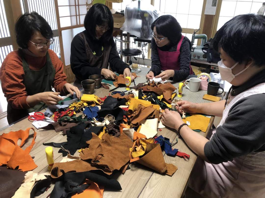 参加されるのは初めての方ばかり。完成まで丁寧に教えます。