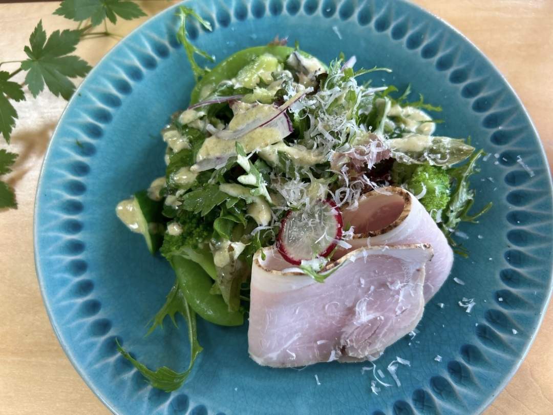その後、振り返りをして夕方にお宿にチェックイン。夕食までは、お風呂に入ったり自由な時間です。そして、夕食は、旬の食材とわたべ自然農園の太陽ぽてとを使用した特別コースディナー。この土地でしか食べられない、贅沢なコースがいただけます。前菜、スープ、メイン料理ーどれも素材を最大限活かし、丁寧に仕立てられた一皿です。参加者と一緒に食べるこのフルコースディナーは一生忘れられない体験になること間違いなしです。