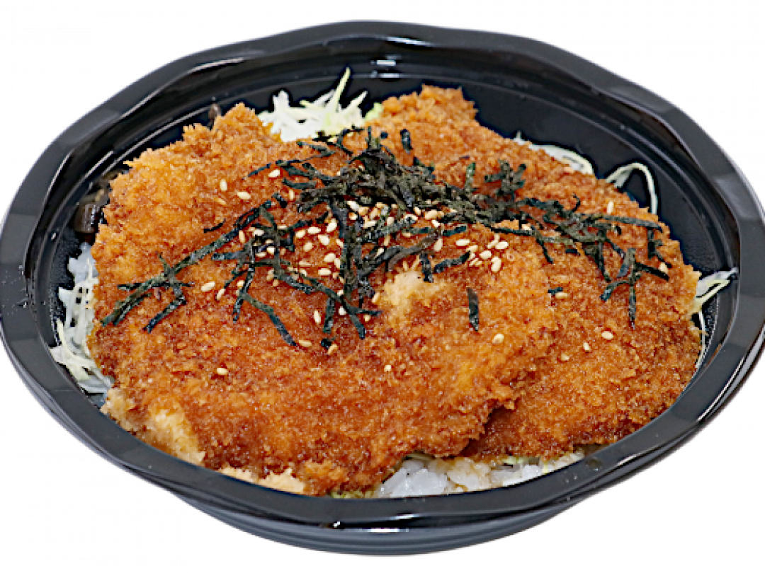 Cafeまつやの人気メニュー「タレかつ丼」のお弁当を、喰丸小の建物内にてお召し上がりいただきます。特製の甘辛いタレがかかったサクサクジューシーなカツをご賞味ください。
