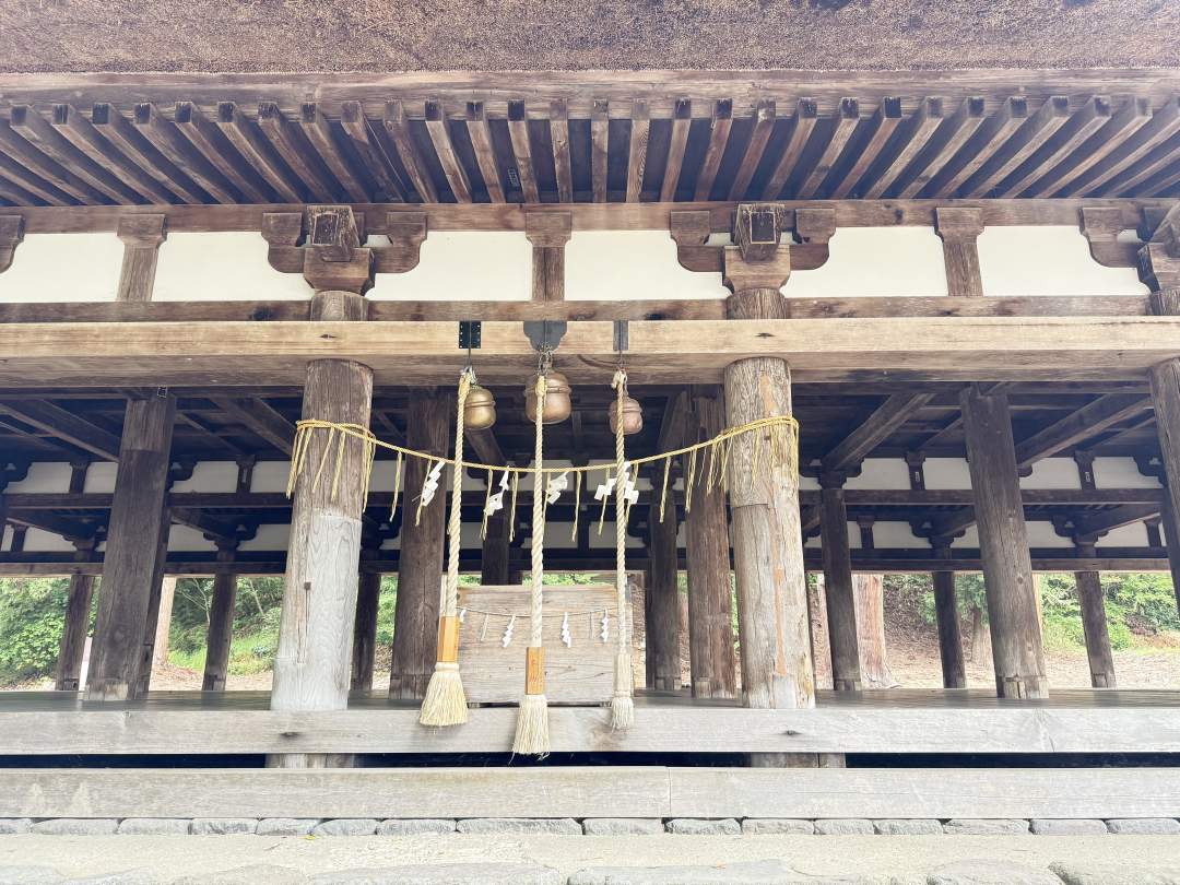 拝殿「長床」は平安時代の寝殿造りの建物で、円柱44本が等間隔に並び吹き抜けになっている変わった作り。必見。
