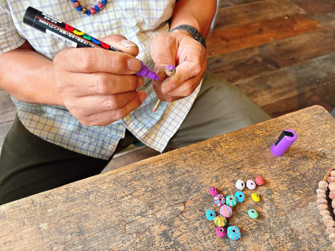 ひとつひとつ丁寧に色をつけていきます。