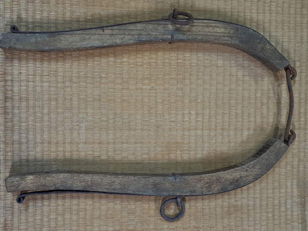 馬具の一部であり、首から肩付近に装着したものと考えられますが、詳細がわかりません。