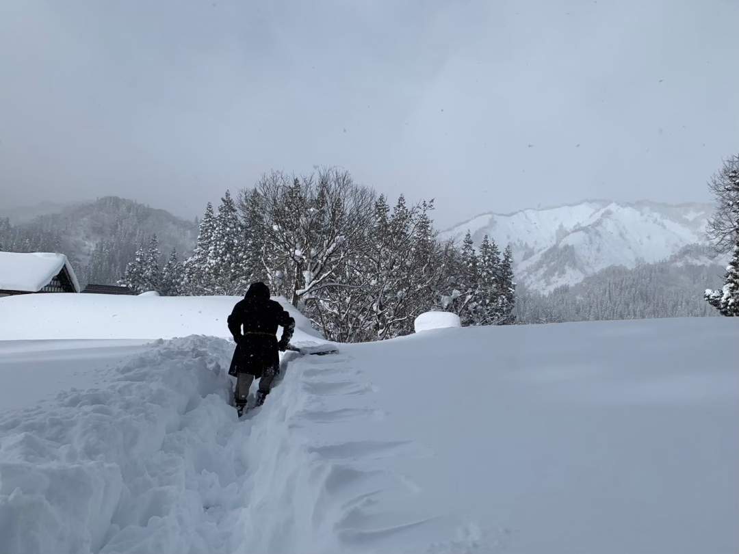 雪を踏んだり、かいたりして道をつくります。
生活のために雪を片付ける。