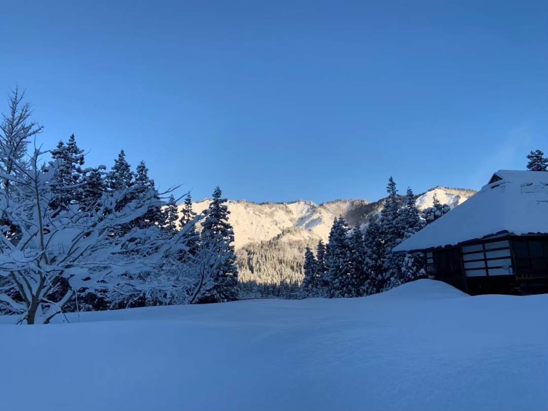 雪かきしながら極上の雪景色も楽しめます。