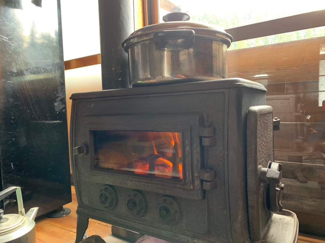 暖をとりながら料理もできる、冬の贅沢。
このために薪づくりをがんばります。