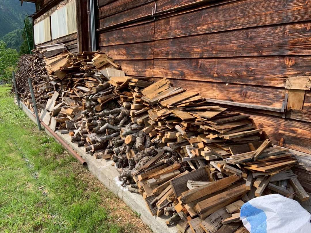 もらった木材や丸太を、チェーンソーやノコギリ、斧などを使って薪にします。