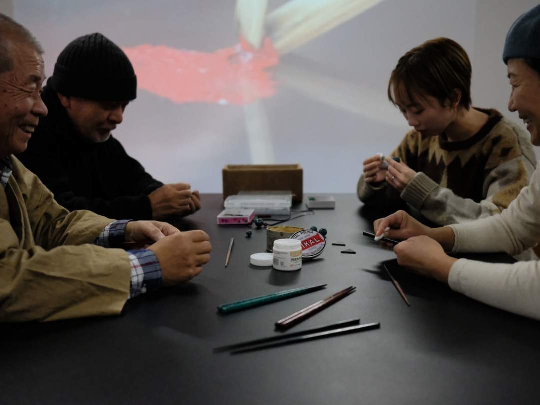 研ぎ出し体験をしながらの漆についてのお話が楽しい！