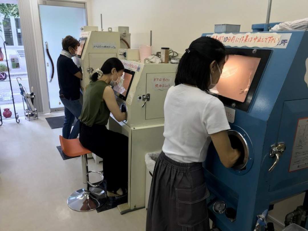 専用の機械で砂を吹き付けてガラスの表面を削っていきます。ワクワクドキドキ・・・