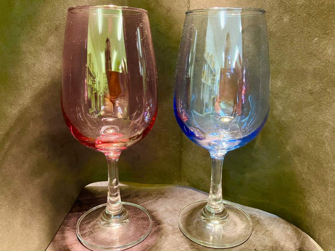 ブルーorピンクのグラスから好きな素材を選びます。