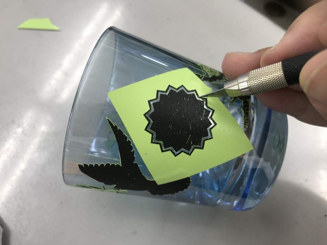 好きな絵柄や文字をシール状にして、グラスの表面に貼り付けます。カッターで柄に沿って刃を入れ、切り残します。