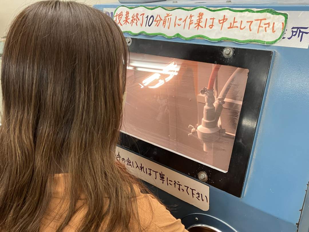 専用の機械で砂を吹き付けてガラスの表面を削っていきます。ワクワクドキドキ・・・
