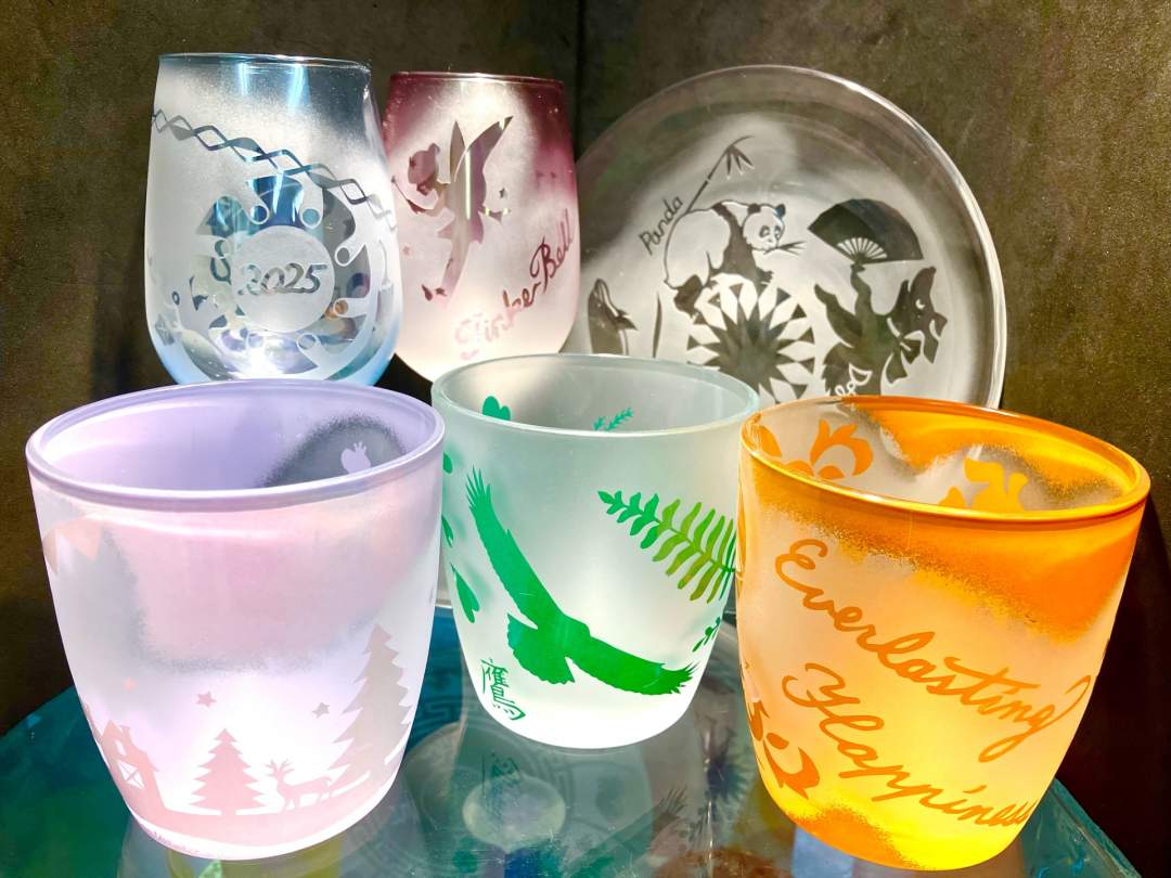 体験では他のグラス類やお皿もチャレンジできます。