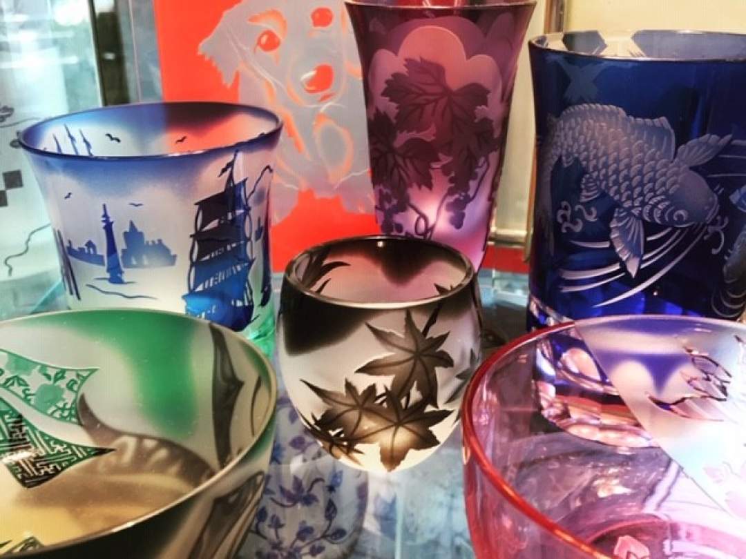 少し習えばぐい吞みや小鉢、花瓶からランプシェード等の大物を作れます。