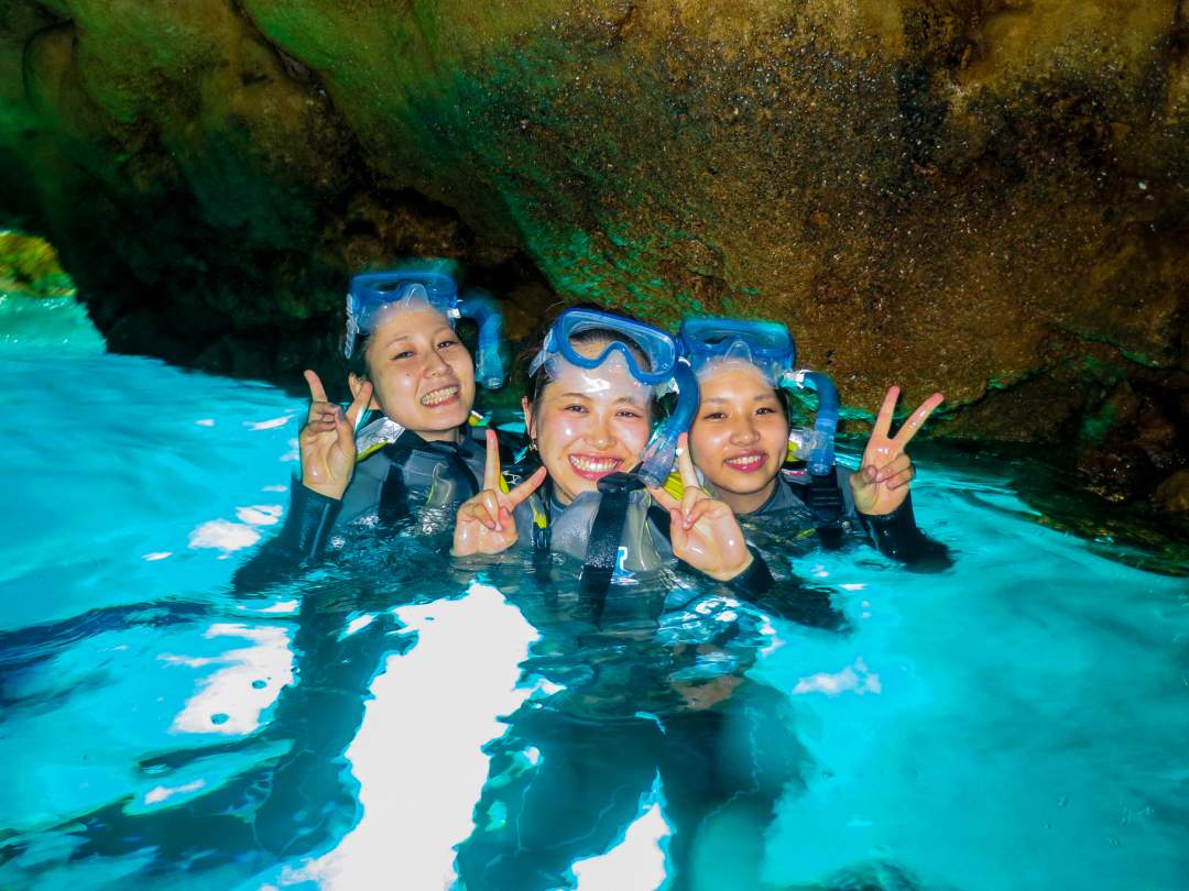 息をのむほど美しい青の洞窟。そこには、色とりどりの熱帯魚たちが暮らす、別世界が広がっています。泳げない方も、ご安心ください。ライフジャケットとガイドのサポートで、安全に楽しめます。まるで水中散歩を楽しんでいるような、特別な体験で日常を忘れて、リフレッシュしませんか？