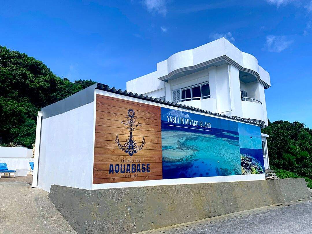 集合場所に迷わない、安心の店舗集合。30台収容の無料駐車場も完備しています。