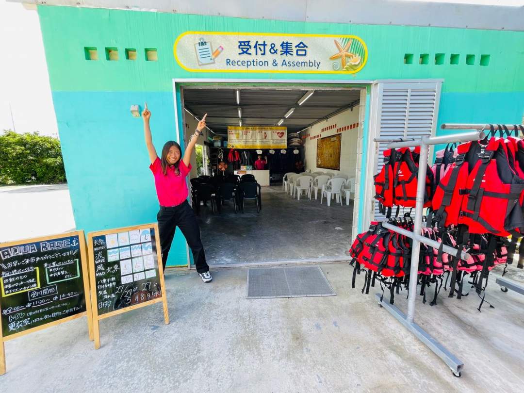 休憩時などにご利用いただけるテラスのほか、男女別に分かれたシャワー＆更衣室、トイレ、無料駐車場（30台）完備。