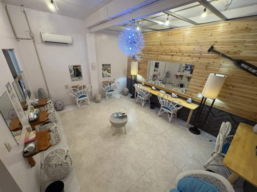 女性専用メイクルーム完備。ドライヤー、ヘアアイロンなどのアメニティもそろっています。