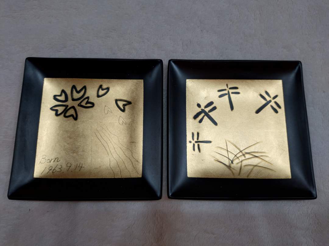 こちらはミニサイズの金箔をきれいに貼ってから自由制作です