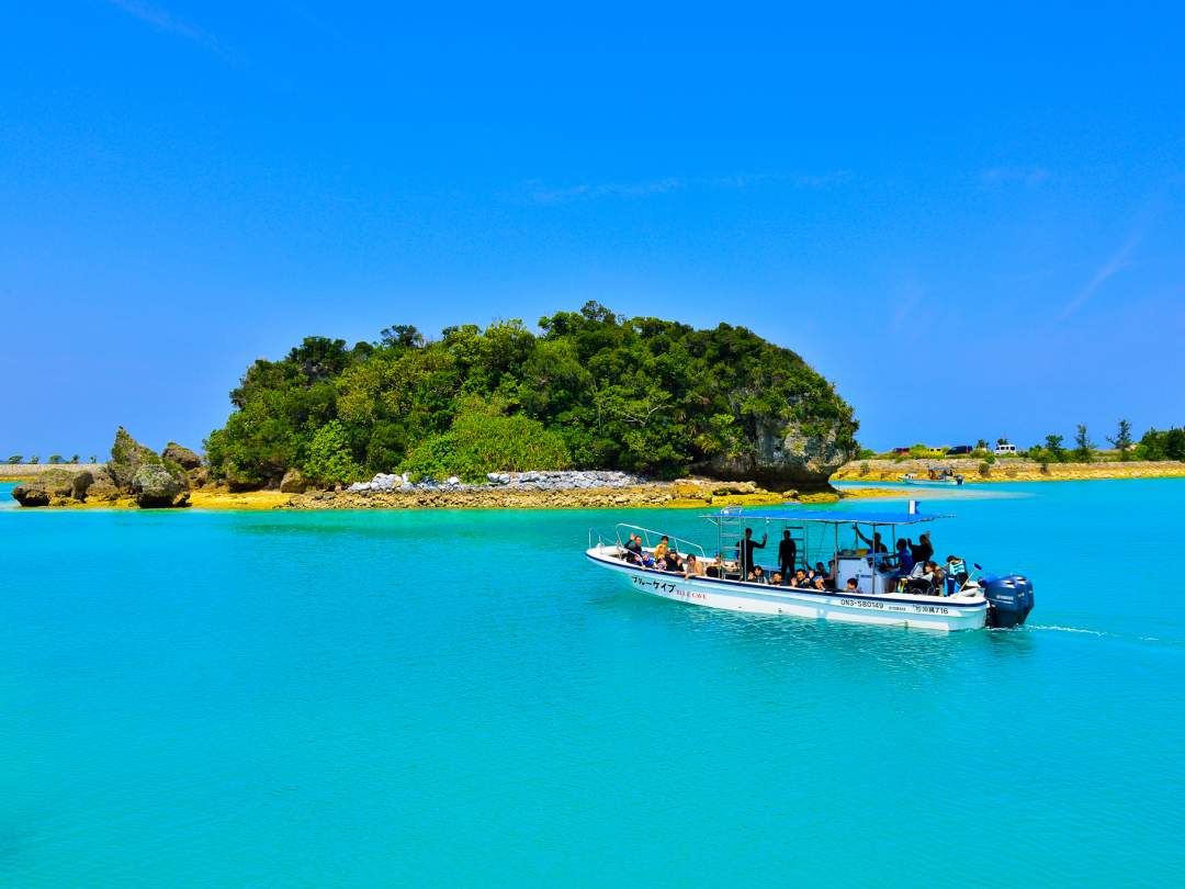 お店の目の前の港までは徒歩1分！器材の使い方から、ダイビングを安全に楽しむための注意点まで、分かりやすく説明しますので初めての方でも安心です。「魚がたくさん見たい！」「写真をたくさん撮ってほしい！」など、リクエストも大歓迎！お客様のご希望に合わせて、最高の体験をサポートします。