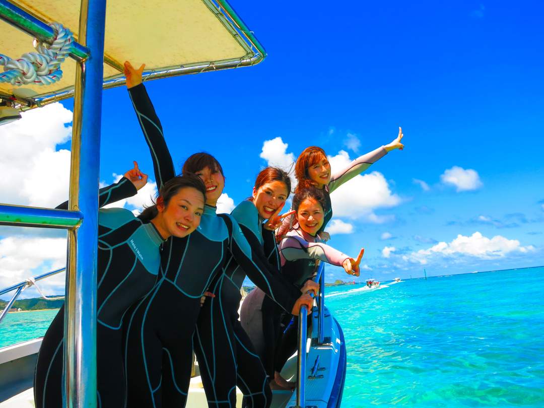 クマノミパラダイスまで、快適クルージング！ 専用マリンボートに乗って、目の前に広がる青い海を爽快に進みます。ポイントまでは、たったの5分。あっという間に、別世界のような景色が広がります。いよいよ魅力的なダイビングツアーのスタートです！器材の装着など、全て専属ガイドにお任せください。