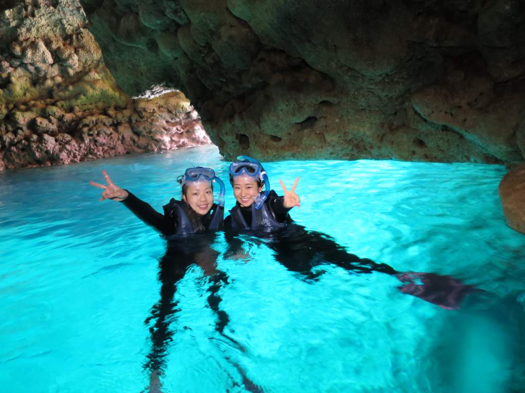 息をのむほど美しい青の洞窟。そこには、色とりどりの熱帯魚たちが暮らす、別世界が広がっています。泳げない方も、ご安心ください。ライフジャケットとガイドのサポートで、安全に楽しめます。まるで水中散歩を楽しんでいるような、特別な体験で日常を忘れて、リフレッシュしませんか？