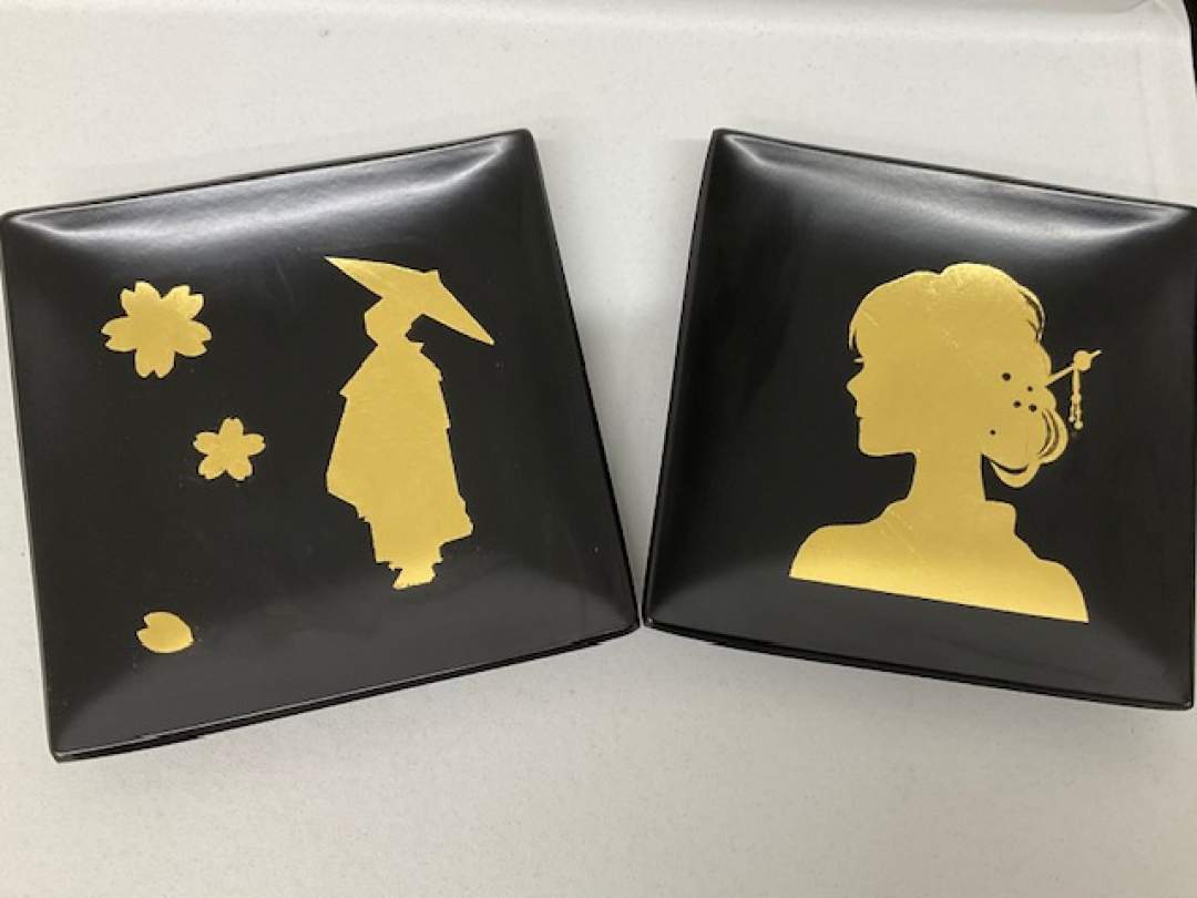 インターネットのフリー素材を生かしたカットを
カッティングマシンでシートを切ってありますので、
そちらのシートを角皿に貼って作ります。