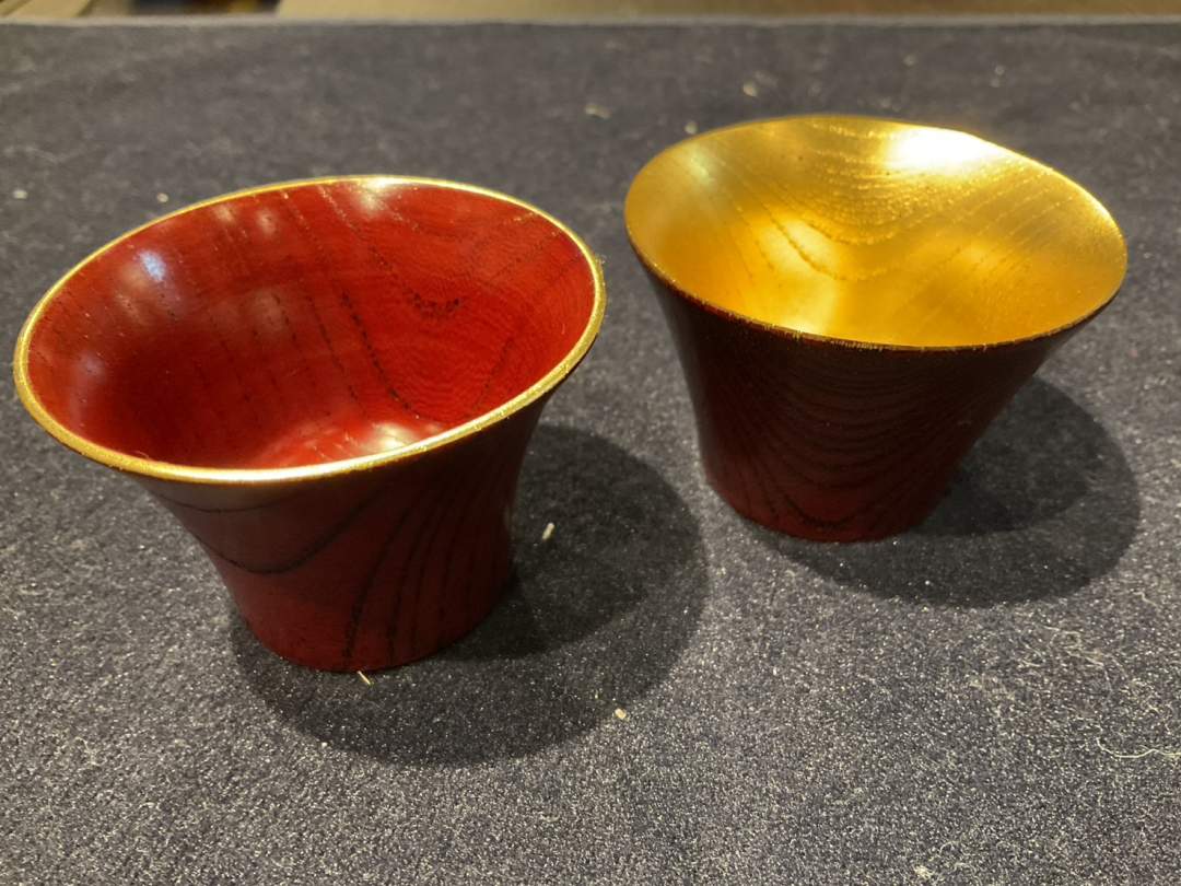 右側が黄金ぐい吞み、左側が面金ぐい吞みです。
ぐい吞みの木地素材も高いため、限定です。
黄金ぐい吞みセット：17,600円
面金ぐい吞みセット：12,100円