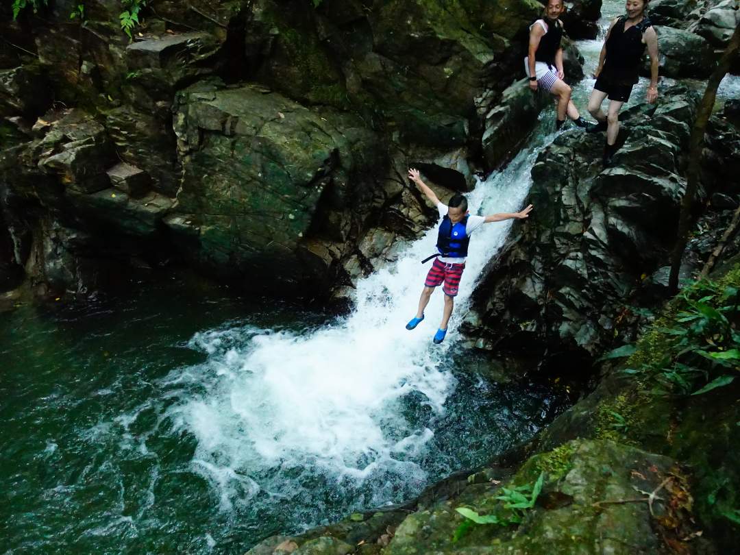 道中もアドベンチャー！ リバートレッキングの道のりも、ただの移動時間ではありません。道中には、滝壺ジャンプポイントやターザンロープなど、アドベンチャー気分を盛り上げる仕掛けが満載！リバートレッキングを遊び尽くそう！