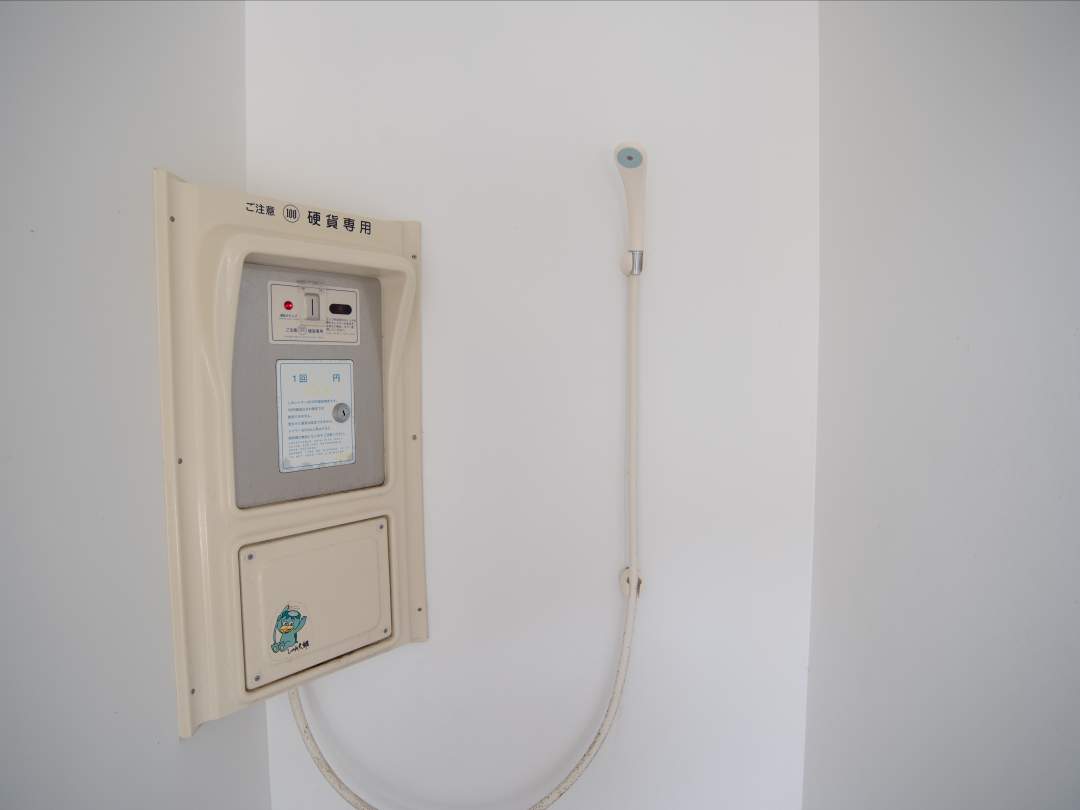 ツアー終了後はコインシャワーが、ご利用いただけます。綺麗な川でのツアーですので、ほとんどのお客様は軽く手足や顔を洗う程度で解散されます。シャンプーや石鹸などのアメニティはご用意しておりませんので、ご持参ください。冒険島をご利用頂きまして、誠にありがとうございました。 お疲れ様でした。