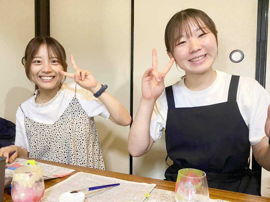 お友達同士、お子様連れも大歓迎！
スタッフが丁寧に指導致しますので、どなたでも本格的な和紙のあかり作りが楽しめます。