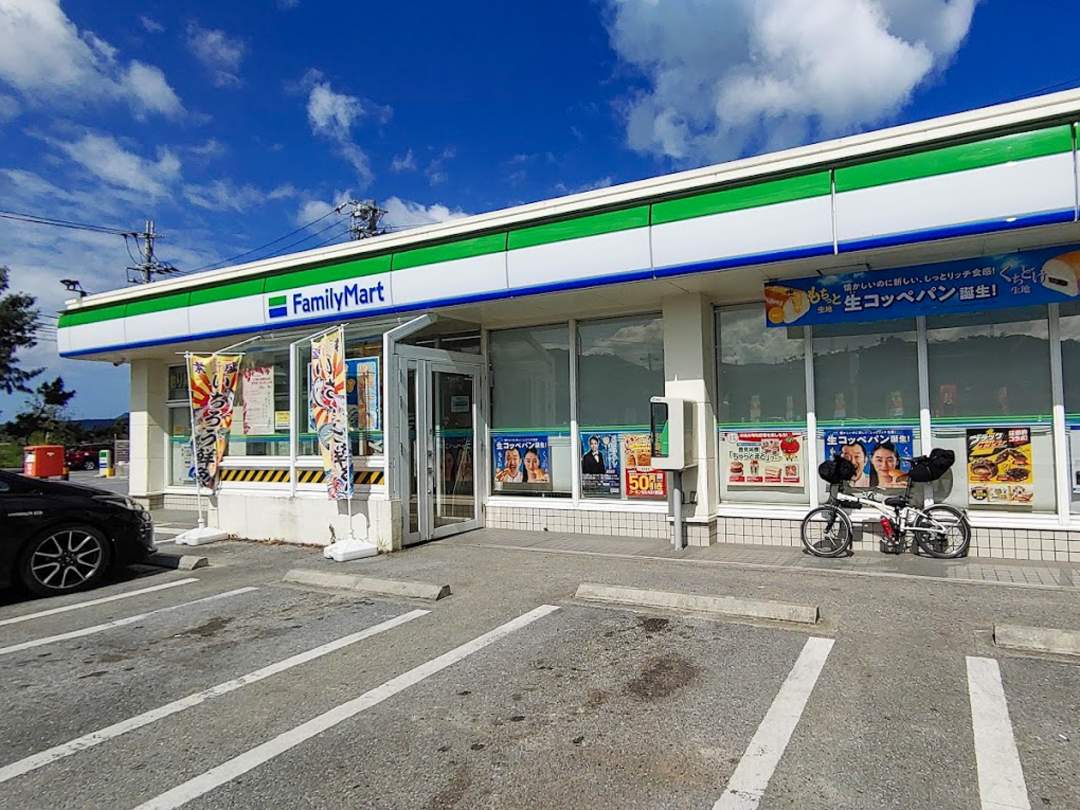 ファミリーマート名護真喜屋店に集合し、受付を行います。受付では、参加確認書類への記入や、精算などを行います。受付後、出発前にトイレを済ませていただきます。