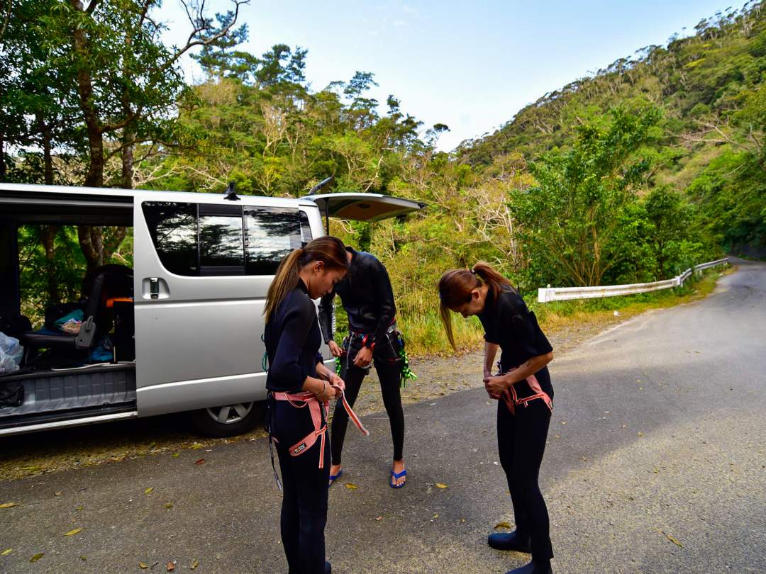 トイレを済ませた後、近隣の無料駐車場へご案内し開催地まで移動します。移動手段については、当社にて送迎車をご用意しております。お客様ご自身の車両で移動していただくことも可能です。