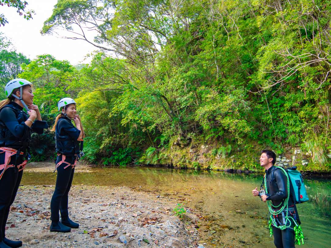 安全装備を装着し、やんばるの秘境でのシャワークライミングツアーをお楽しみ下さい。滝を登ったり、滝つぼに飛び込んだり、天然のウォータースライダーを滑ったり、思いっきり遊びましょう！ツアー中は、ガイドが写真撮影を行います。