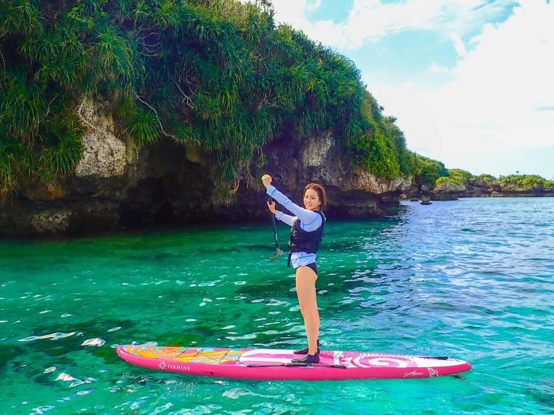 SUPで約30分、無人島へ冒険の旅！穏やかな海を漕ぎ進み、目的地である無人島を目指します。景色を眺めたり、おしゃべりを楽しんだり、のんびりとした時間を過ごしながら、無人島への期待を高めましょう！