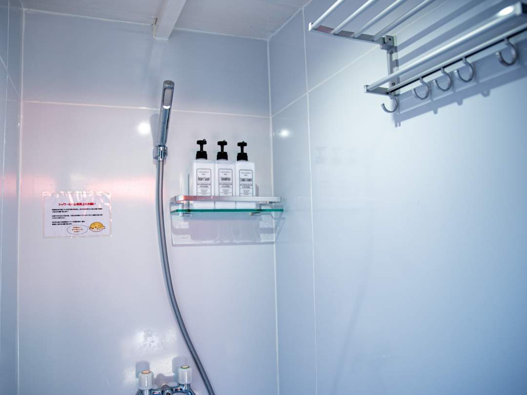 SUPツアーを楽しんだ後は、店舗内の充実した設備をご利用ください。シャワー、更衣室、パウダールームを完備しており、シャンプー、コンディショナー、ボディソープ、化粧水、乳液、ドライヤーもすべて無料でご利用いただけます。