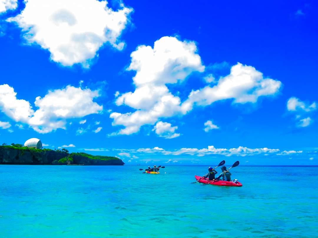 青い海を、シーカヤックで探検！ 約30分かけて、目的地の無人島を目指します。穏やかな波に揺られながら、景色を眺めたり、おしゃべりを楽しんだり。のんびりとした時間を過ごしながら、無人島への期待を高めましょう。