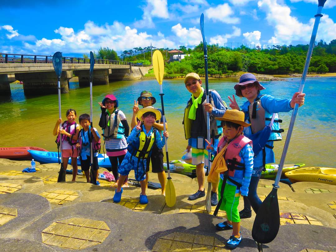 ライフジャケットを装着し、パドルの効果的な使い方や漕ぎ方の説明を行います。 カヤックへの乗り方やチーム分けを陸上で行い、出発前に記念撮影も行います。