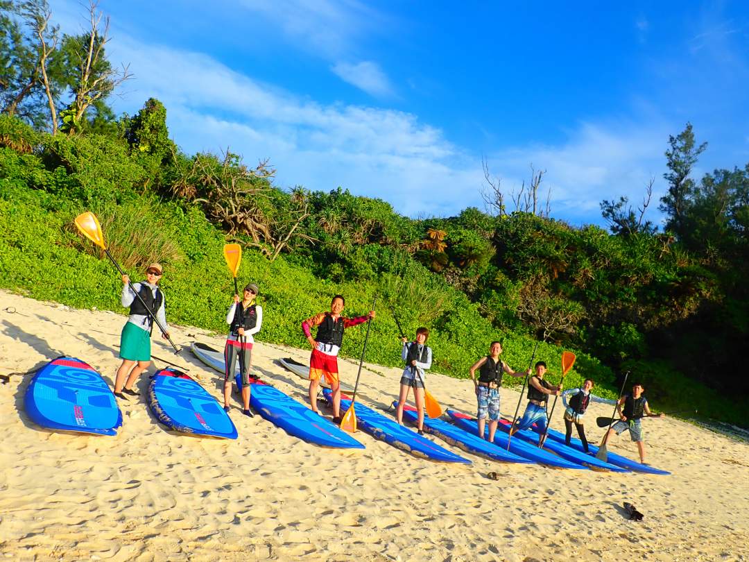 開催地へ着いたらSUPの乗り方・パドルの使い方の説明を行います。SUPはボード中央に立ち、足を肩幅に開いて膝を軽く曲げ、パドルを使ってバランスを取りながら漕ぎ進みます。