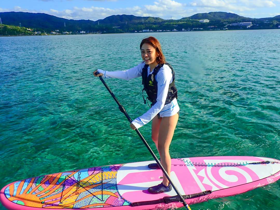 最初は座った状態で慣れながら、徐々に立ち上がる練習をするので安心です。SUPで〜60分、穏やかな海を漕ぎ進み、海上からの景色を眺めたり、おしゃべりを楽しんだり、のんびりとした時間を過ごしましょう。