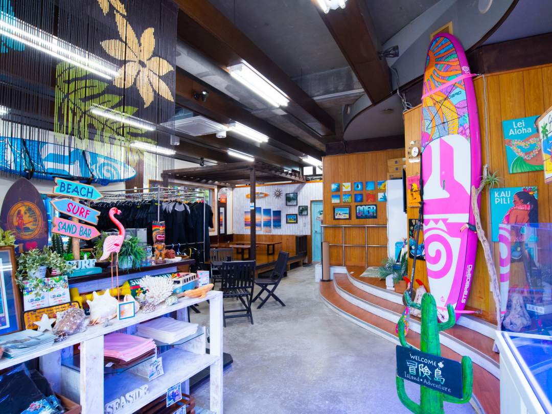 お店裏の専用駐車場に車を止めて頂き、受付をします。受付後、個室の更衣室でお着替えいただきます。（ラッシュガード、またはウェットスーツ、専用シューズをレンタルしています）貴重品は店内のロッカーにて無料でお預かりいたします。