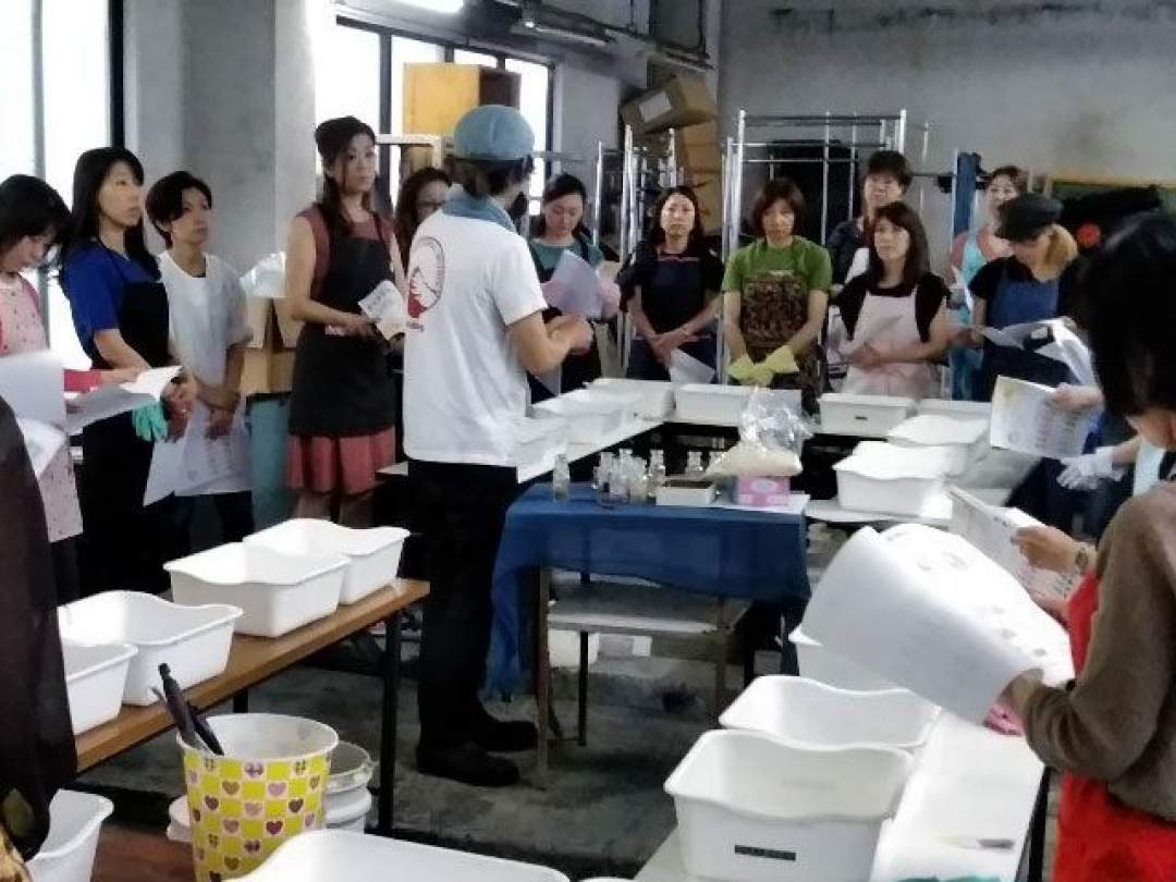 当工房では、自分がデザイナーになった気持ちで自分だけの完全オリジナルの染物体験ができます。
ぜひ、新万葉染め体験工房に一度足を運んでみませんか。