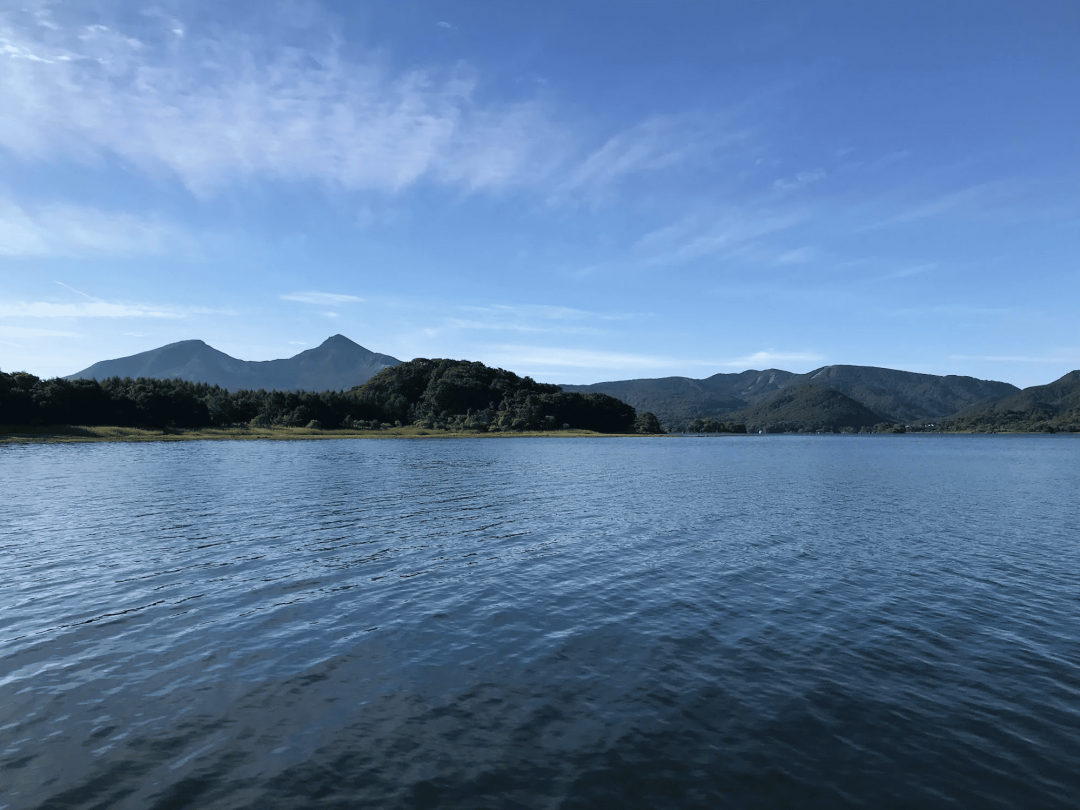 桧原湖を一周する遊覧船から磐梯山を眺めるのもおすすめです