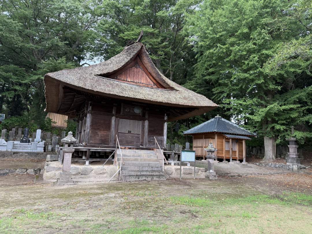 会津高野山とも呼ばれ、阿弥陀堂は昭和２５年に国指定重要文化財・建造物に指定。「木製五輪塔」と呼ばれる小さな塔に、亡くなられた親族の遺品などを入れて奉納し供養する、という今では全国でここだけに残る風習がある。