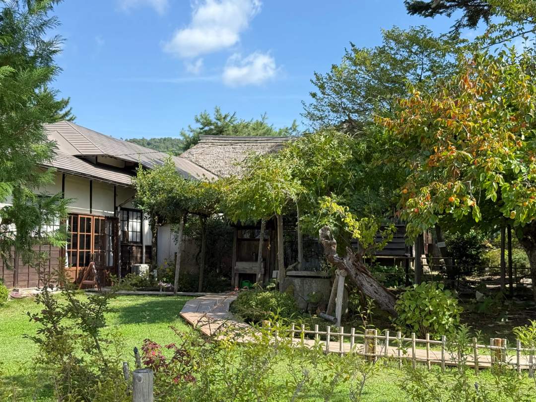 室町時代、会津守護職の葦名盛久が霊泉の沸くこの地に別荘を建てたのが始まり。その後、会津松平藩の藩祖保科正之公が大名庭園として整備し、二代藩主正経が、領民のため病気の予防や治療に使用する薬草園として整備しました