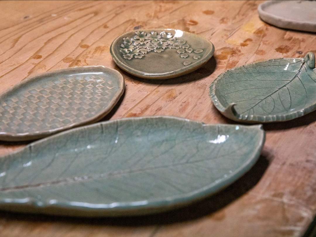 会津藩主蒲生氏郷公が、現鶴ヶ城の瓦を焼かせたことから焼物作りが始まったと言われています。その後、江戸時代初期には会津松平藩祖、保科正之が尾張の陶工を呼び寄せて本格的な製造が開始されました。